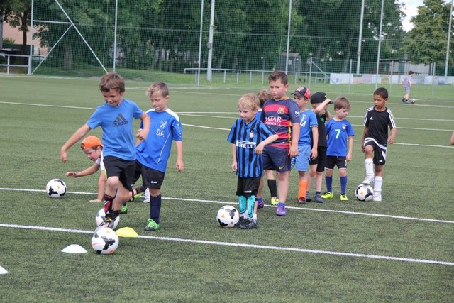 Unter der Anleitung des SV Essling lernen die Kinder die neuesten Tricks und Kniffe beim Fußball. (Foto: Carmen Kleemann)