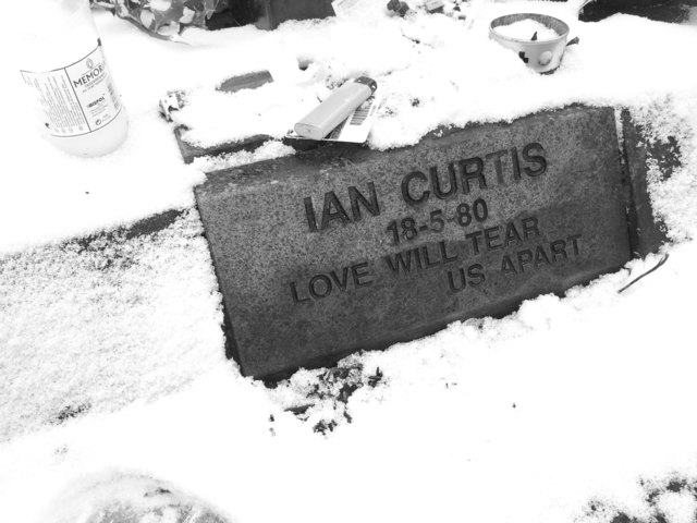 Das Grab von Ian Curtis am Macclesfield Cemetery bei Manchester.