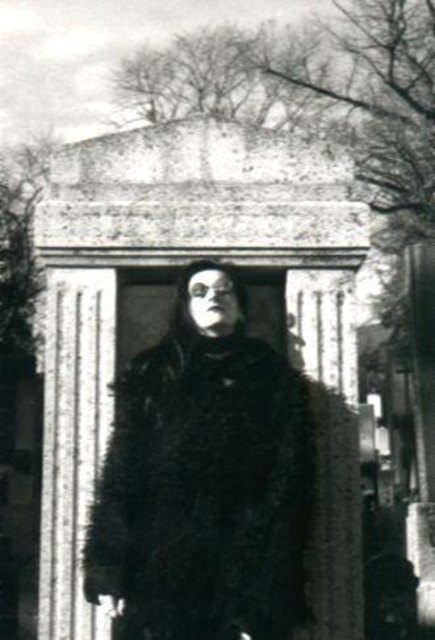 Mit schwarzer Kleidung und Sonnenbrille auf den Friedhof - so sah der Sonntagsausflug der Gruftis aus. | Foto: Claudia Rossner-Ponitz privat