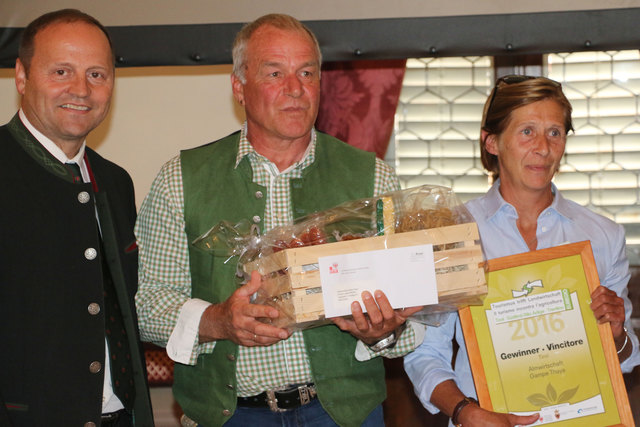 LHStv Josef Geisler gratuliert dem Ehepaar Prantl zum Tiroler Landessieg im Euregio-Wettbewerb "Tourismus trifft Landwirtschaft". | Foto: LPA/Maja Clara