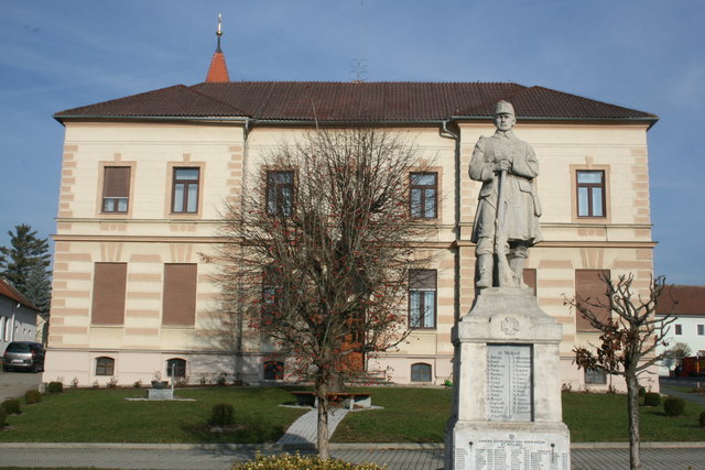 Das Kriegerdenkmal und das Josef-Wessely-Haus.