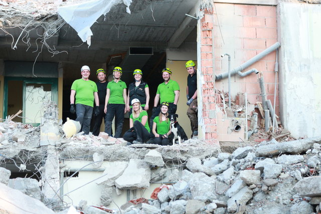 Das Team der "Rettungshunde Innviertel" bei der Übung im Altenheim Schärding – oder was vom Gebäude übrig blieb. | Foto: Rettungshunde Innviertel