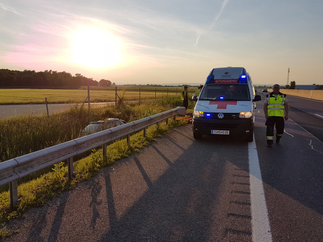 Auto landet im Entwässerungsgraben; Rettung im Einsatz. | Foto: FF Utzenlaa