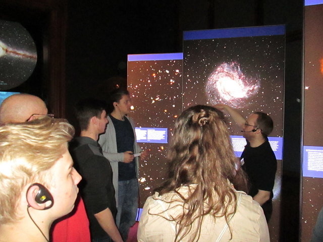 SchülerInnen der 2a BAfEP des Sacré Coeur Pressbaum während der Führung durch die Ausstellung im Naturhistorischen Museum (von links nach rechts: Eric Timmermann, Nikolaus Derkits, Kevin  Koman, Julia Hiesinger. | Foto: Mag. Erna Bruzek