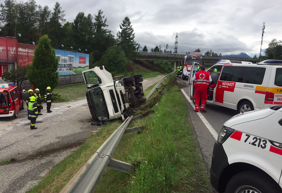Der Lkw durchschlug bei Zauchen die Leitschiene