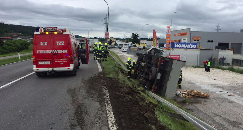 Der LKW kippte bei Zauchen rechts über den Fahrbahnrand