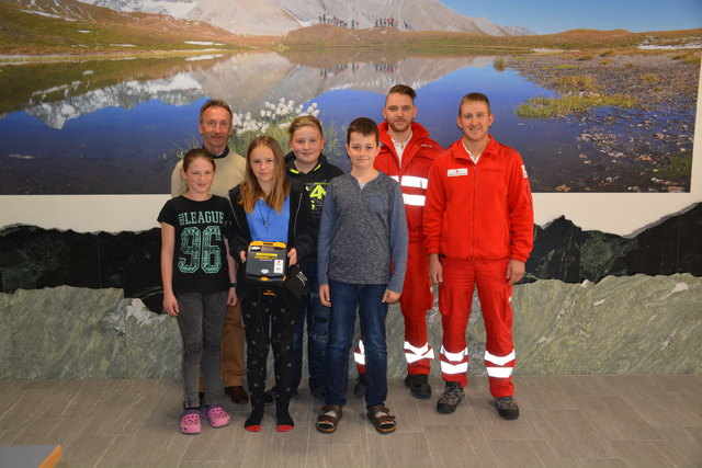 v.l. Melanie Gorgasser, Dir. Gustav Tengg, Yvonne Steiner, Benjamin Suntinger, Marcel Ladinig und die Rettungssanis Josef Lindler, Florian Obermoser