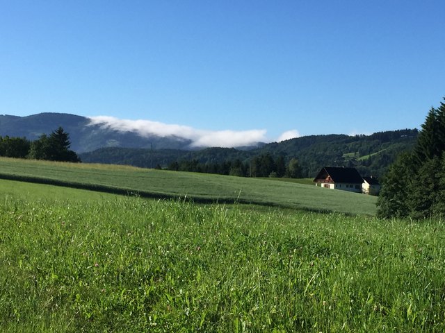 Dieses Naturschauspiel ist bei bestimmten Wetterbedingungen zu sehen. All jene, die auf der B69 im Bereich Mitterstraßen unterwegs waren, haben sich heute daran ergötzen können. In diesem Sinne wünsche ich einen erfrischenden Frühsommertag.
