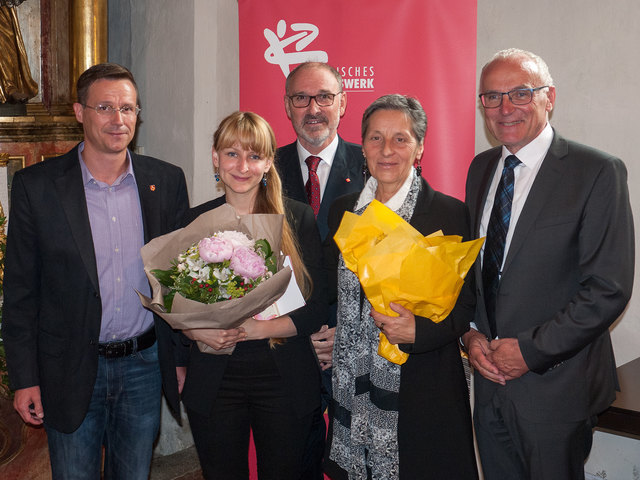 Vizebürgermeister Erwin Tockner, Heidi Reicher, Andreas Gutenthaler, Franziska Linsinger und Pfarrer Alois Dürlinger. | Foto: Katholisches Bildungswerk Salzburg