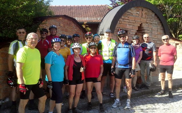 Die Neumarkter Seniorenradler vor dem Friedensdenkmal in Moosdorf.