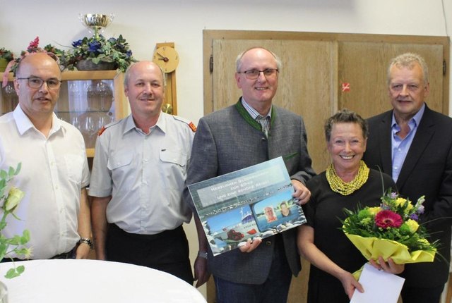 Herbert und Brigitte Strasser mit Amtsleiter Walter Humer (v. li.), VP-Fraktionsobmann August Eisenköck und Vizebürgermeister Manfred Gahleitner (re). | Foto: Gemeinde Waldkirchen