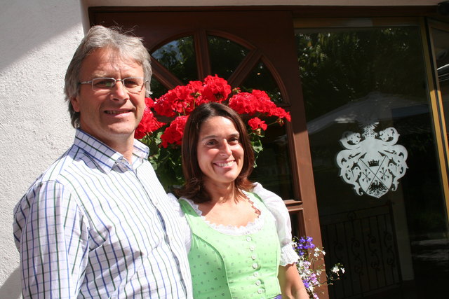 Wolfgang und Helga Hofer vom traditionsreichen Woferlgut. Rechts an der Glastür sieht man das Familienwappen. | Foto: Christa Nothdurfter