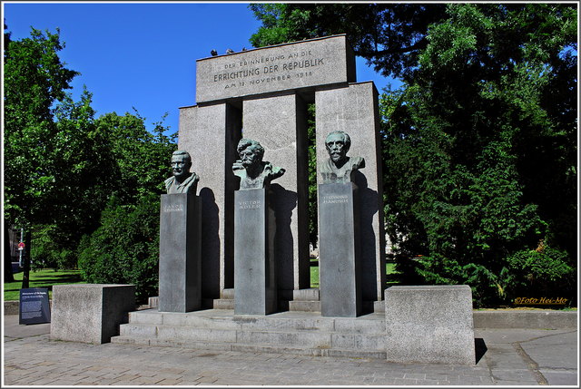 Anläßlich der Errichtung der 1. Republik am 12. November 1918 zeigt es die 'Gründer' Jakob Reumann, Viktor Adler und Ferdinand Hanusch.