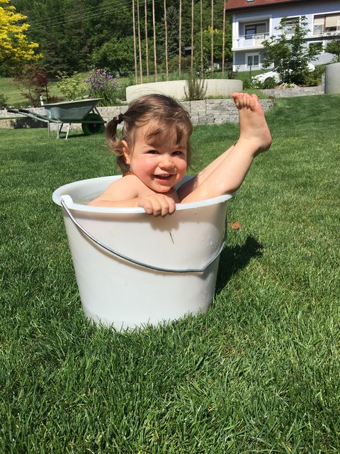 Die kleine Emma aus Puch bei Weiz ist erfinderisch und freute sich über ihr "kleines Schwimmbecken". | Foto: Silvia Wiener