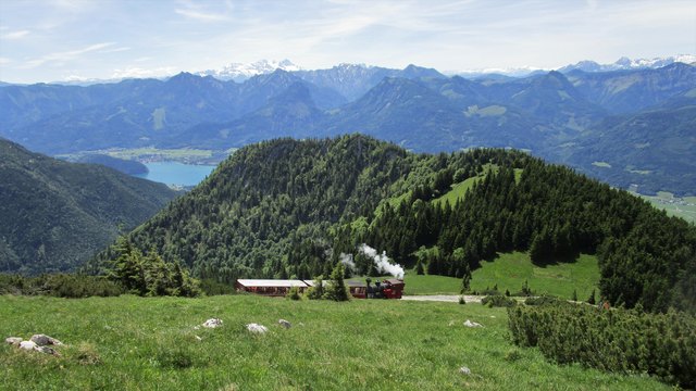 Die Schafberg-Zahnradbahn "dampft" gerade hinunter nach St. Wolfgang.