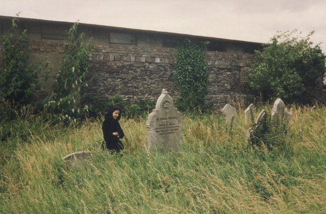 Friedhöfe und Gruftis gehörten in den Achtzigern untrennbar zusammen. Wurde eine Reise gemacht, standen die Gottesäcker auf dem Sightseeingprogramm, wie hier in Irland.