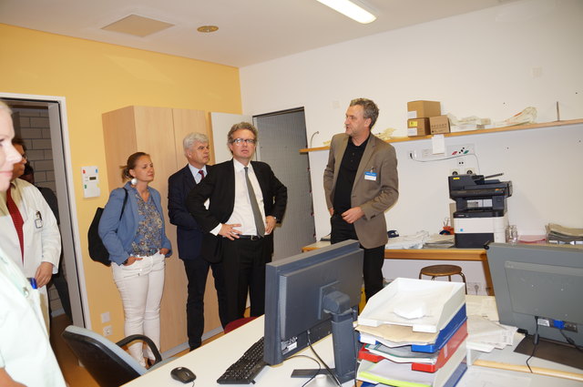 Primar Markus Gosch zeigt der steirischen Delegation das Zentrum für Altersmedizin.