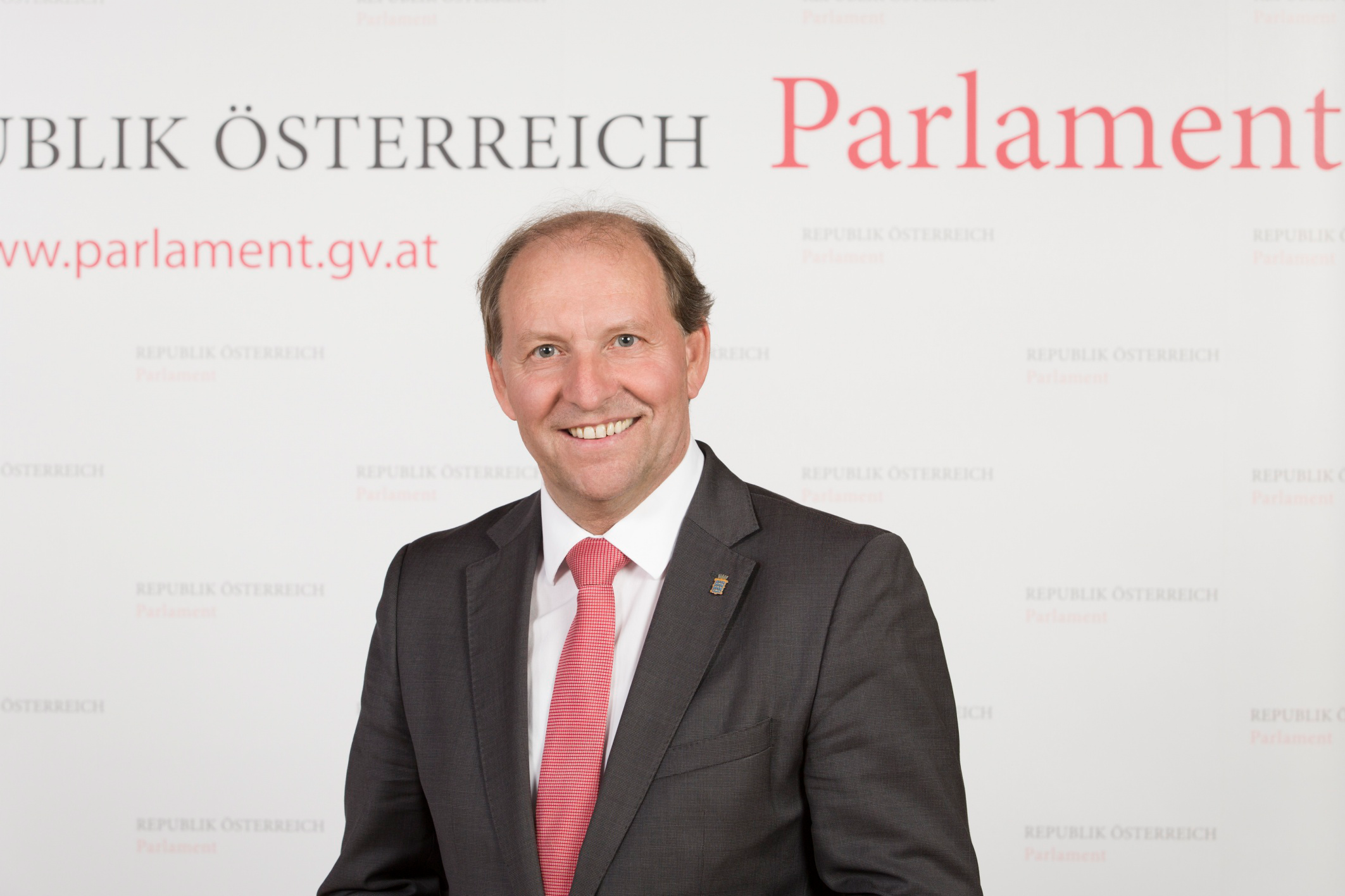 Nationalrat Hans Hechtl freut das Zuckerl für Neunkirchens Studierende.