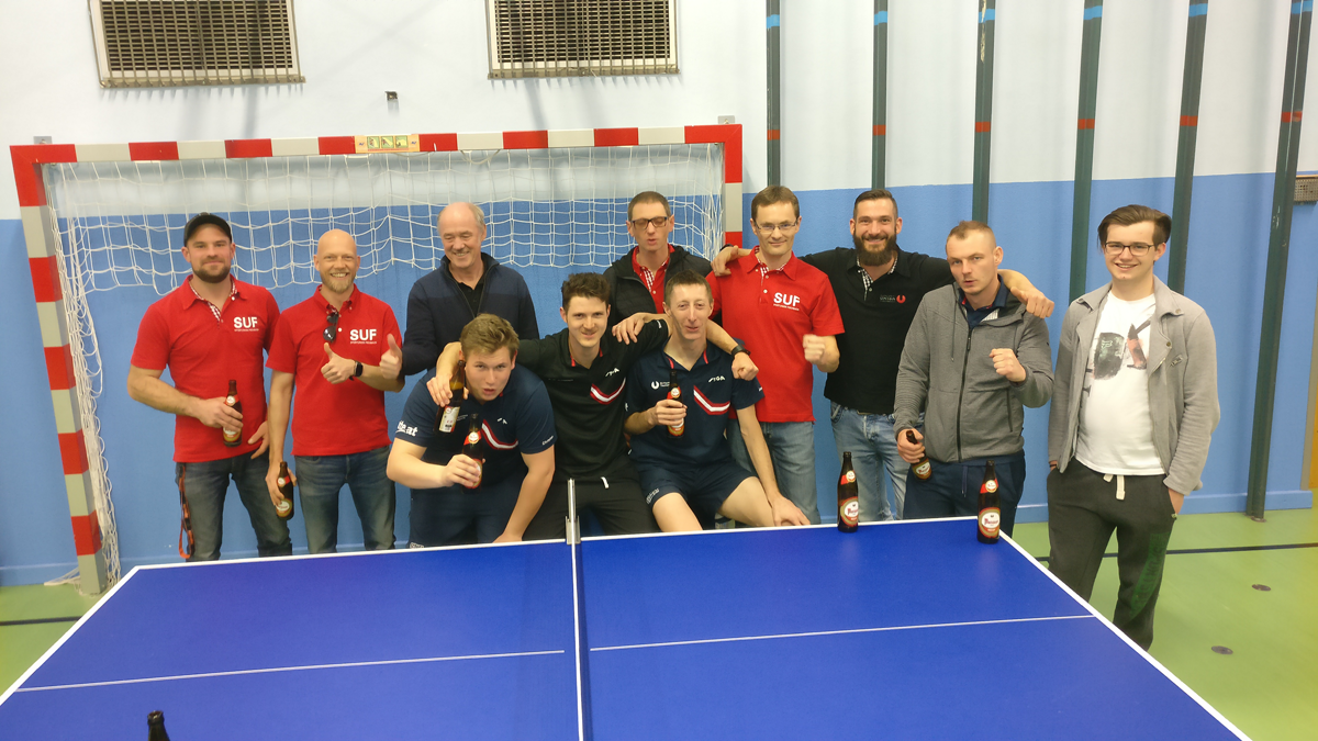 Die erfolgreichen Tischtennisspieler aus Fischbach freuen sich mit dem Meistertitel der Manschaft 2, vorne im Bild mitte: Christian Baumgartner, Simon Reindl, Sepp Lehofer