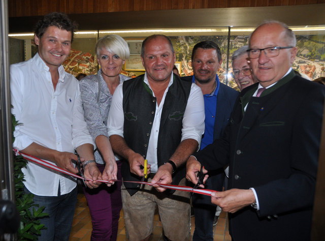 Eröffneten gemeinsam die Ausstellung: Ewald Becksteiner, StR Uli Schachner, Bgm. Alois Schroll, StR Harald Ebert, Josef Zwiefelhofer, Landtagsabgeordneter Karl Moser | Foto: Fritz Kulhanek