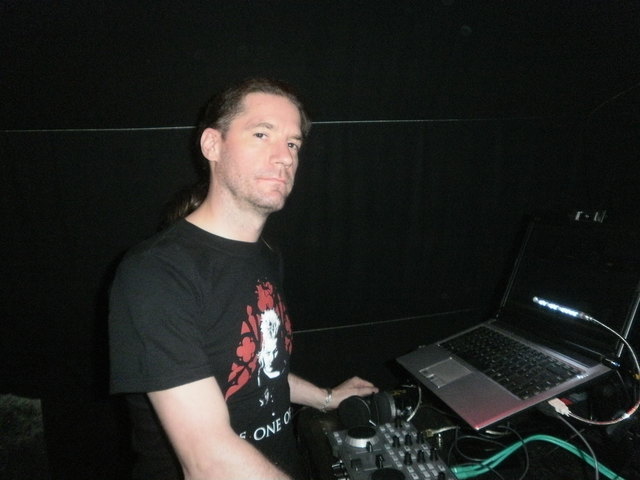 Vor 16 Jahren veranstaltete DJ Eraserhead den ersten Schwarzen Reigen, einen Ball für die schwarze Szene.