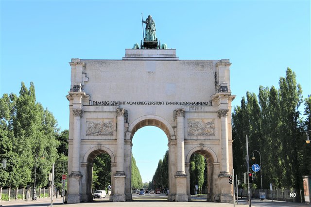 Nach dem Zweiten Weltkrieg wurde das Siegestor wiederhergestellt. Eine zusätzliche Inschrift wurde auf der Südseite angebracht: "Dem Sieg geweiht, vom Krieg zerstört, zum Frieden mahnend".