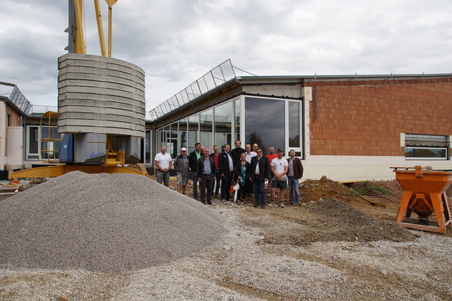 Am vergangenen Mittwoch Woche fand beim etwa 2,2 Millionen Euro teuren Kindergarten-Neubau die Gleichenfeier statt. | Foto: Gemeinde Steinhaus