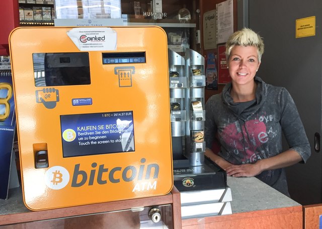 Trafik-Mitarbeiterin Katrin Happerger und Kärntens erster Bitcoin-Automat