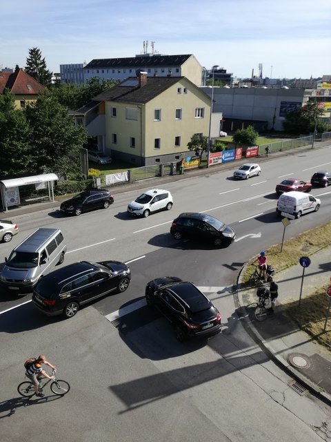 Bei der Einfahrt Winterhafen spielen sich täglich mehrere kuriose Verkehrszenen wie diese ab. | Foto: Brunnhofer