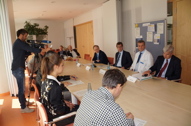 Pressekonferenz mit Kardiologen, Herzchirurgen und Geriatrern. Ein Meilenstein.