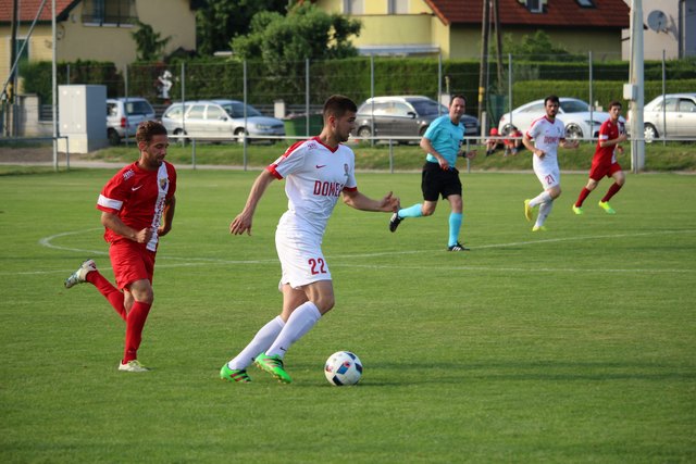Einen Schritt näher am Ball als der Gegner zeigten sich die Kicker des FC Karabakh (weiße Trikots) in der Wiener Liga. Nächste Saison wollen sie in der Regionalliga Ost unter die Top 3 kommen. | Foto: Salih Kilic