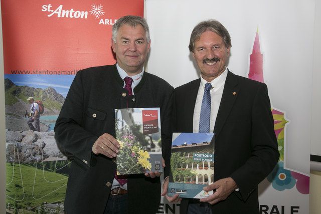 Die beiden Bürgermeister, Helmut Mall aus St. Anton am Arlberg und Dr. Hans Lintner aus Schwaz, präsentieren das jeweilige für den Wettbewerb erstellte Portfolio. | Foto: Polak Mediaservice