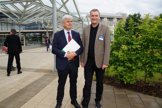 Primar Peter Mrak und Primar Markus Gosch vor dem Klinikum Süd in Nürnberg