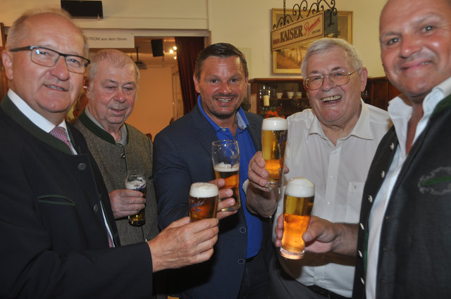 Landtagsabgeordneter Karl Moser, Dr. Hans Steiner, StR Harald Ebert, Josef Zwiefelhofer und Bgm. Alois Schroll genossen nach der Eröffnung ein Bier - natürlich aus der Region. | Foto: Fritz Kulhanek