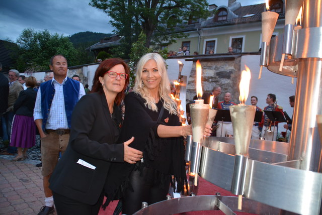 Beim Entzünden des Feuers.