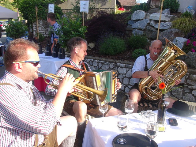 Für die musikalische Umrahmung der Verkostung sorgte die Gruppe "Florianer Tanzbodenmusi" mit steirischer Live-Musik.