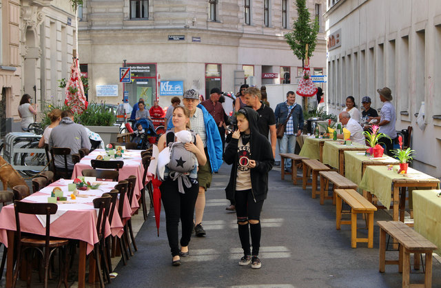 Tische warten auf Besucher
