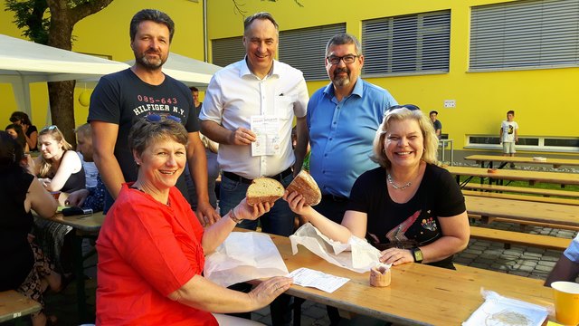 Foto v.l.n.r.: Vzbgm Irene WALLNER-HOFHANSL, StR Mag. Irene HEISE, KI Roland KUBU, Bgm. Josef SCHMIDL-H., Dir. Thomas Pölzl