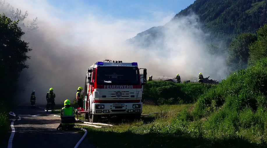 Die Löscharbeiten bei rund 30 Grad Lufttemperatur waren für die Feuerwehrmänner extrem belastend