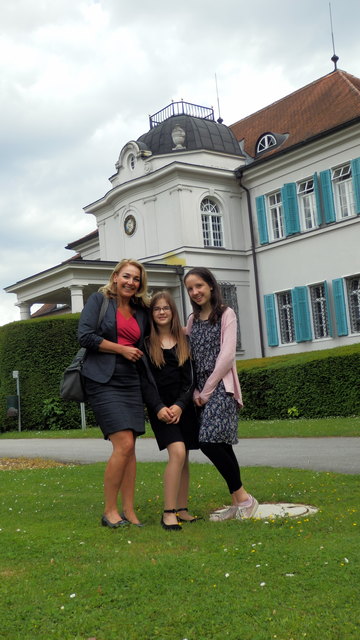 Vierhändig zum Erfolg: Anja Klucsarits aus Stegersbach und Floria Fabsits aus Schandorf mit ihrer Lehrerin Erika Walitsch.