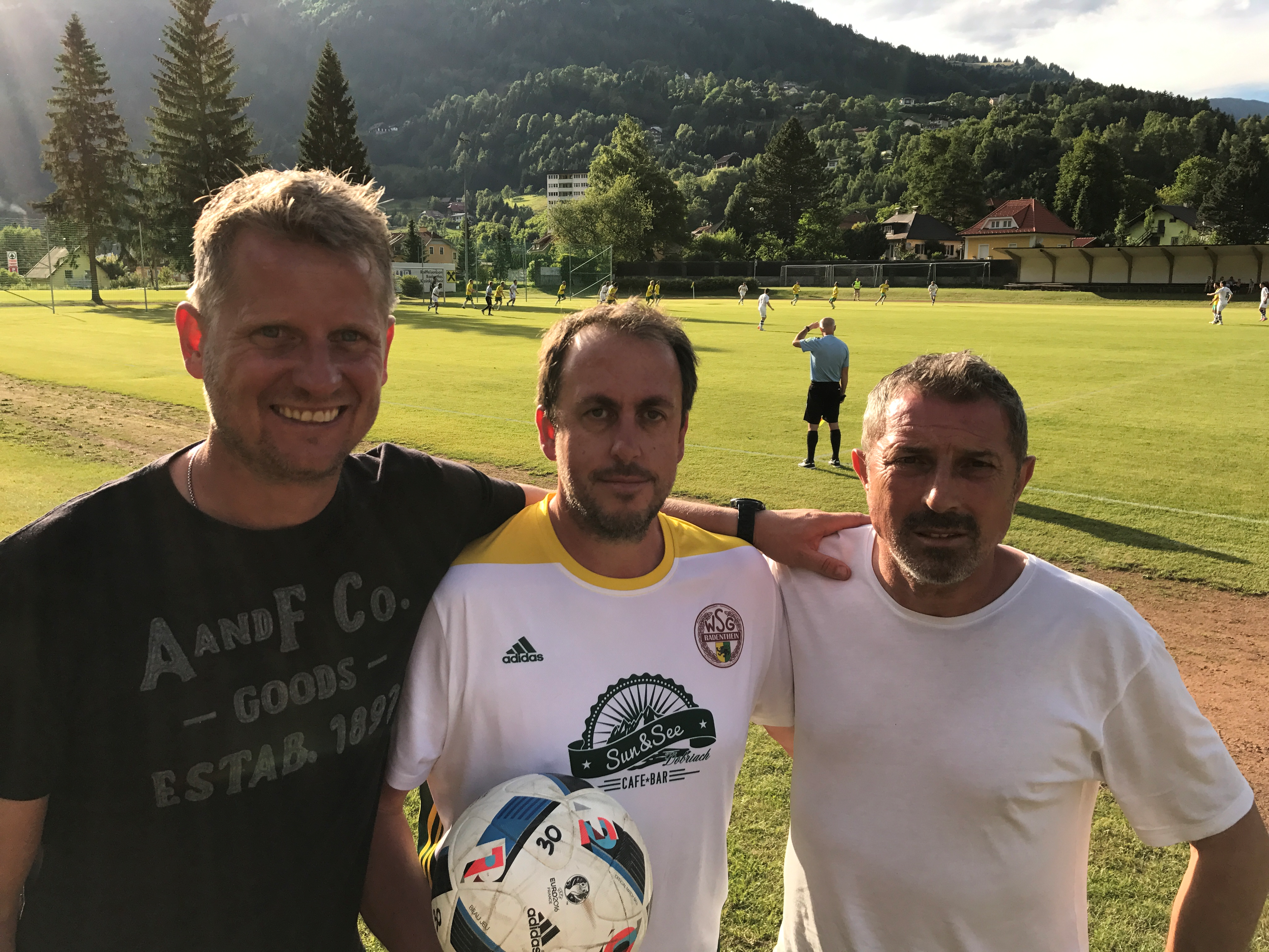 WSG Sektionsleiter Guido Preclik freut sich mit seinem noch Trainer Alfred Zagler (links) und seinem Zukünftigen Trainer Bernhard Rekelj (Mitte) über positiven Ergebnisse.
