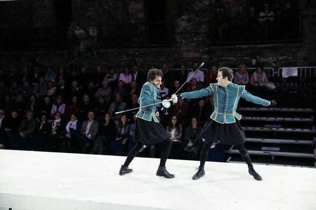 Ein Fechtduell zwischen Cyrano de Bergerac, Andri Schenardi und Christian von Neuvillette, Benedikt Greiner. | Foto: (c) Lupi Spuma Schauspielhaus Graz