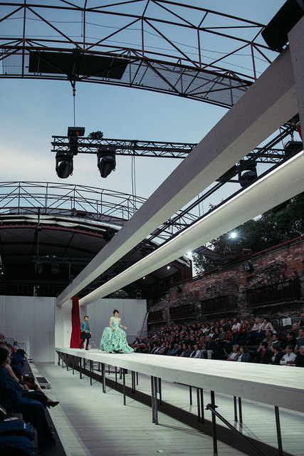 Eine Traumhafte Bühne, als CYRANO Andri Schenardi und als ROXANE Henriette Blumenau | Foto: (c) Lupi Spuma