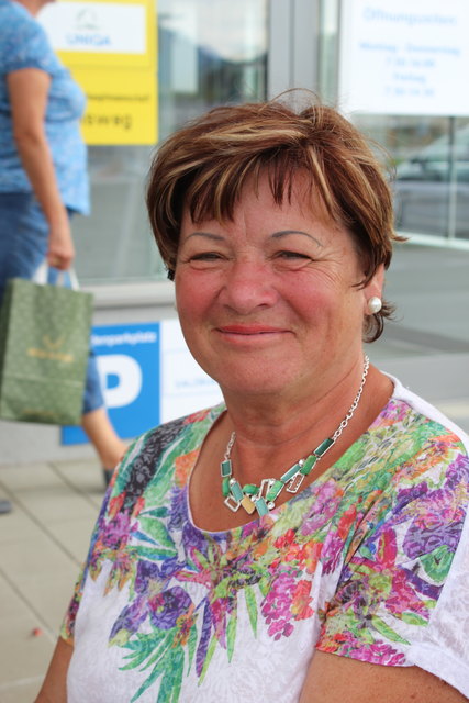 Beides ist gut und wichtig. Ich denke aber, dass Lehrlinge zurzeit sehr gesucht sind. Ich würde daher eine Lehre empfehlen. (Lotte aus Unternberg)