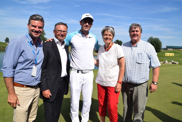 Clubmanager Christian Hieke, Präsident Christian Guzy, Lyoness Open Gewinner Dylan Frittelli, Landesrätin Petra Bohuslav und Atzenbruggs Bürgermeister Ferdinand Ziegler. | Foto: Zeiler