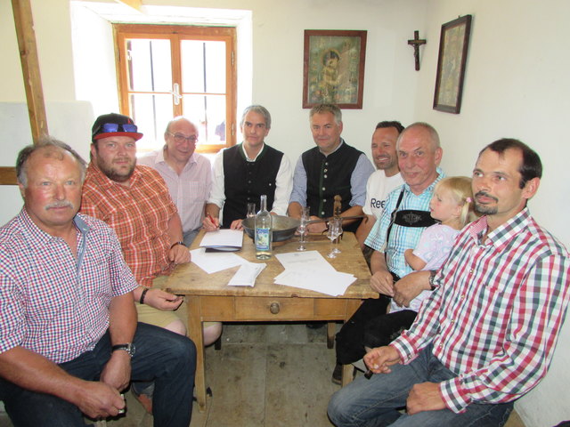 Ein historisch bedeutsamer Moment: Alfons Falch, Bernd Kolp, Harald Sieß, Manfred Matt, Helmut Mall, Patrick Wolf, Kurt Tschiderer und Peter Zangerl beim Unterschreiben des Antrages, dass das 2/3 Gericht Unesco Kulturerbe werden soll.