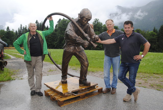 Der Feuerwehrmann im Löscheinsatz: Walter Rohm, Erich Ruprechter und Georg Mühlegger sind stolz auf ihr Werk. | Foto: Eberharter