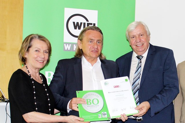 Die Präsidentin der Wirtschaftskammer NÖ, Sonja Zwazl und der Präsident des NÖ Landesschulrates, Johann Heuras übergaben die Urkunde an NMS-Direktor Bernhard Aschinger.Foto: Privat