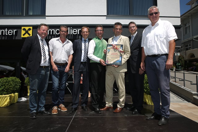 Große Freude: Die Raiffeisenbank Millstätter See darf das Gemeindewappen führen | Foto: KK/Raiffeisen