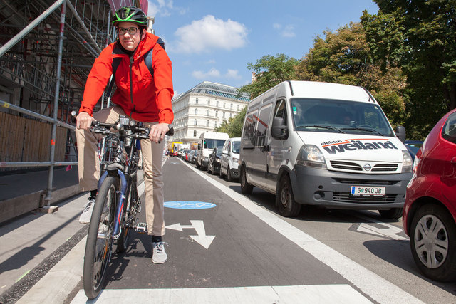 Gefahrenquelle: Oft teilen sich – so wie hier im 6. Bezirk – Radler und Autofahrer noch die Straßen. | Foto: BV6